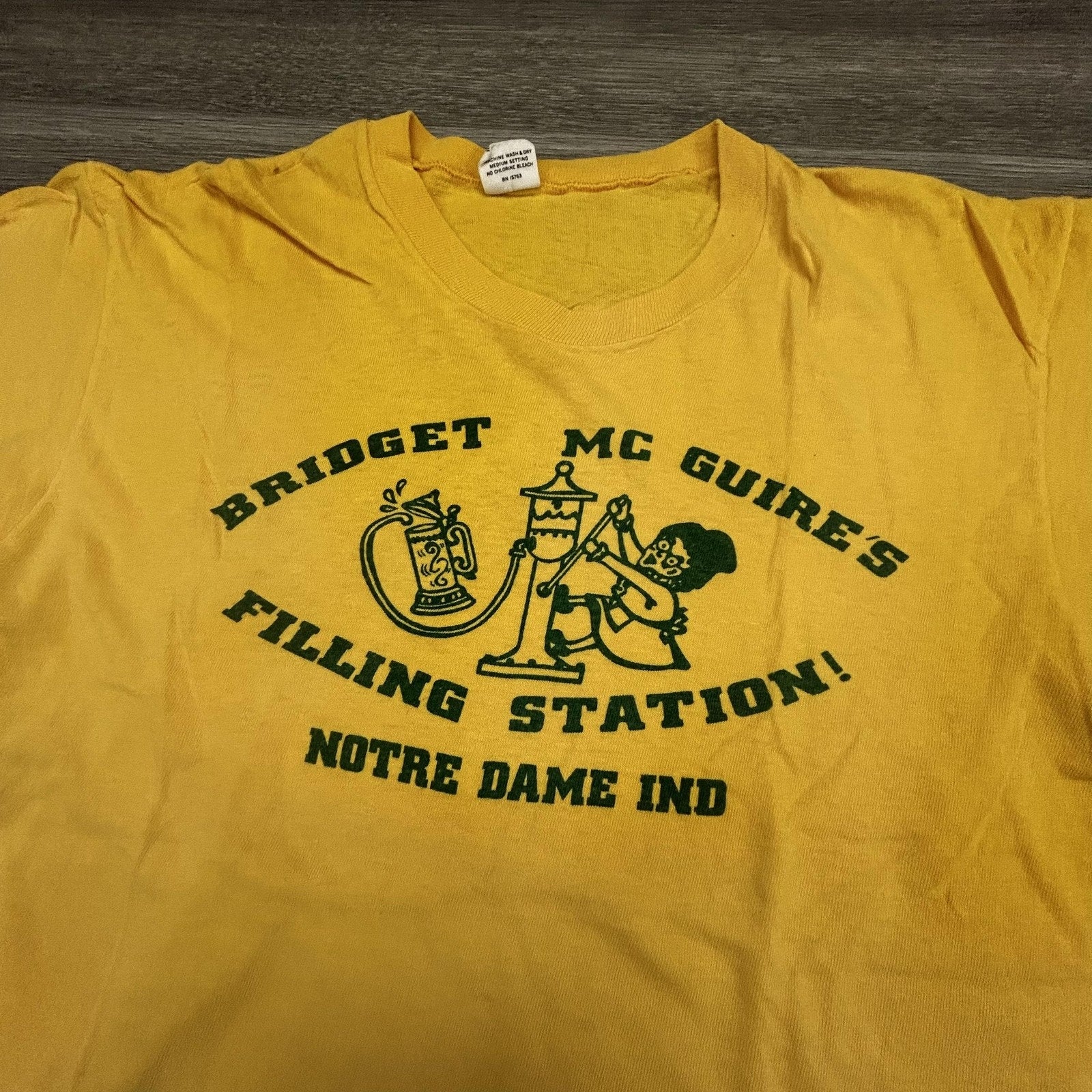 True Vintage 80s Notre Dame Shirt Mens Fits Small (L) Yellow Paper Thin Faded